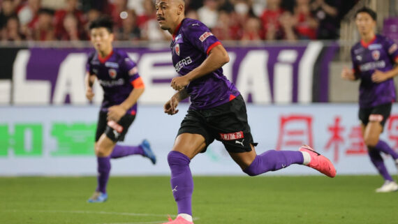 Rafael Elias em campo pelo Kyoto Sanga (foto: Divulgação / Kyoto Sanga)