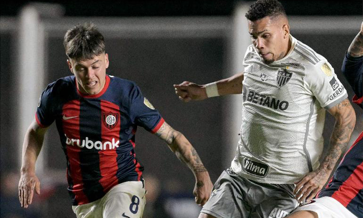 Matías Reali, do San Lorenzo, tenta tirar a bola de Paulinho, do Atlético - (foto: JUAN MABROMATA/AFP)