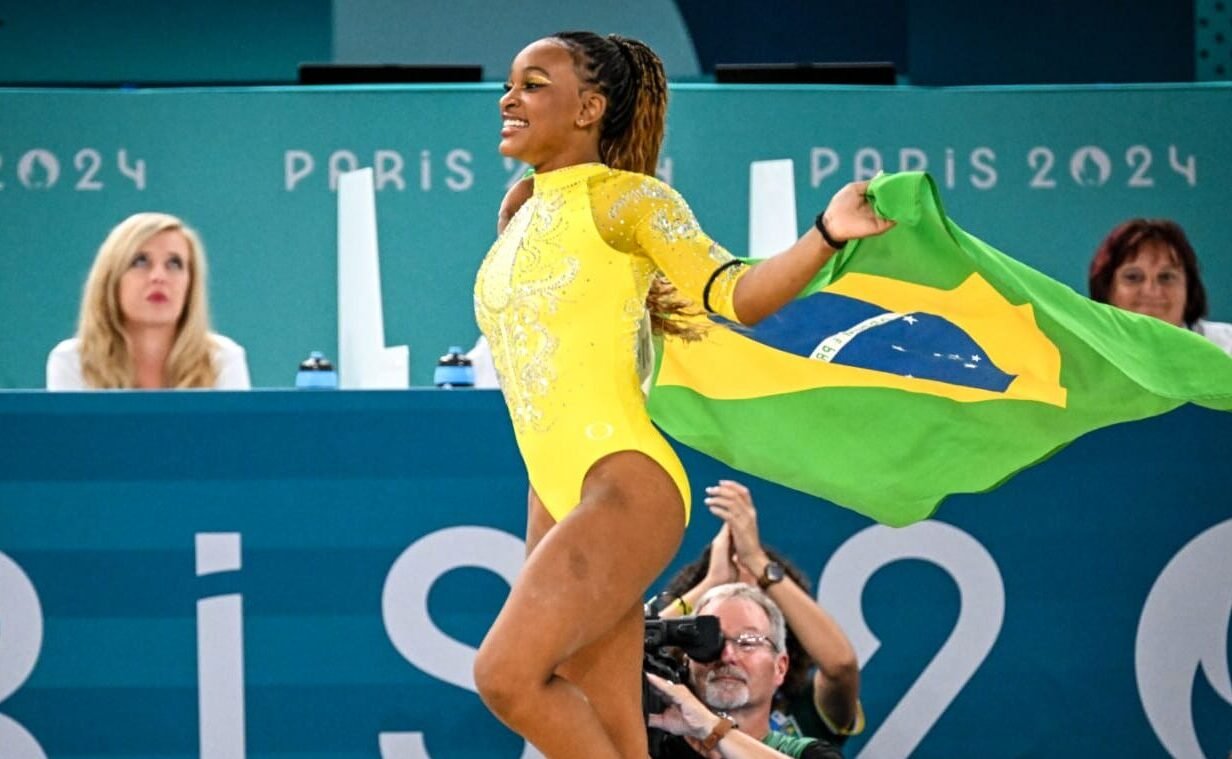 Rebeca Andrade corre com a bandeira do Brasil (foto: Leandro Couri/EM/D.A Press)