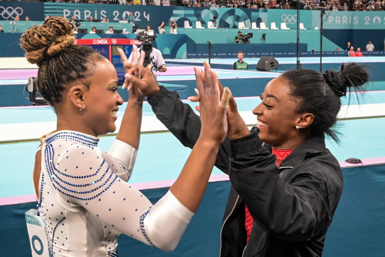 Rebeca Andrade e Simone Biles se cumprimentam na final do salto em Paris 2024 - (foto: Leandro Couri/EM/DA Press)