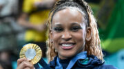 Rebeca Andrade segurando a medalha de ouro na Olimpíada de Paris (foto: Leandro Couri/EM/D.A Press)