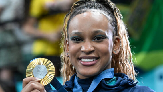 Rebeca Andrade segurando a medalha de ouro na Olimpíada de Paris (foto: Leandro Couri/EM/D.A Press)