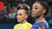 Rebeca Andrade, ao fundo, em destaque, com Simone Biles à frente, mas desfocada (foto: Leandro Couri/EM D.A Press)