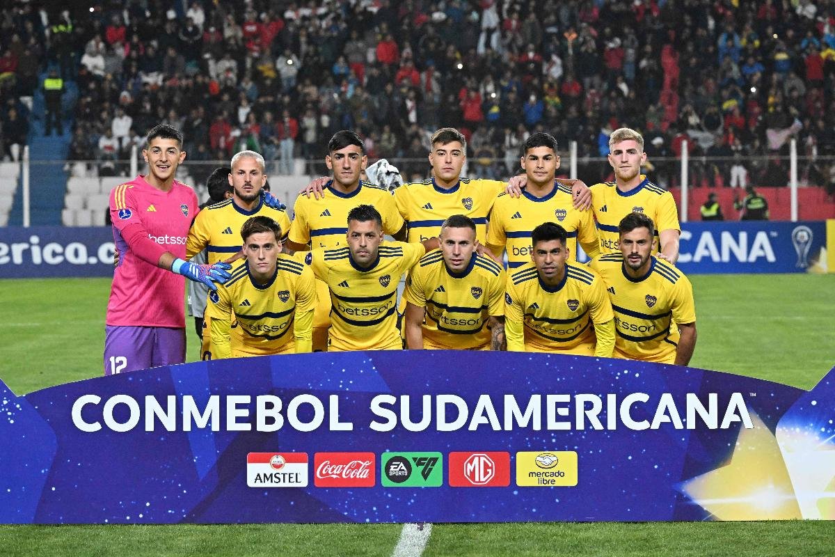Time do Boca Juniors posado, com os jogadores lado a lado (foto: AIZAR RALDES / AFP)