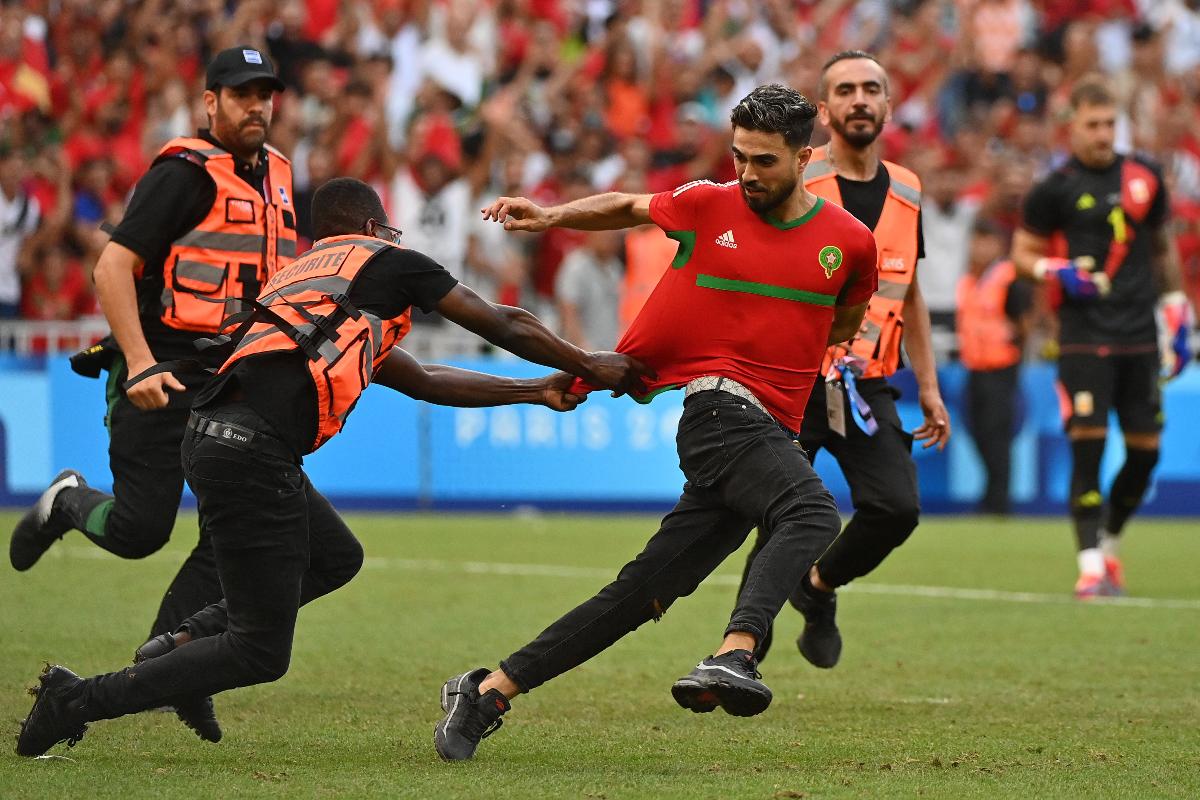 Paris 2024: torcedor invade campo em semifinal do futebol e ‘marca’ gol