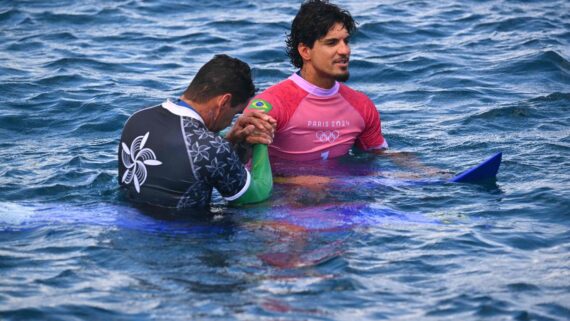 Medina no mar ao lado do treinador (foto: Jerome BROUILLET/AFP)