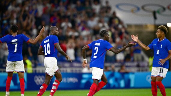 Jogadores franceses comemoram gol sobre a Seleção do Egito (foto: Olivier CHASSIGNOLE / AFP))