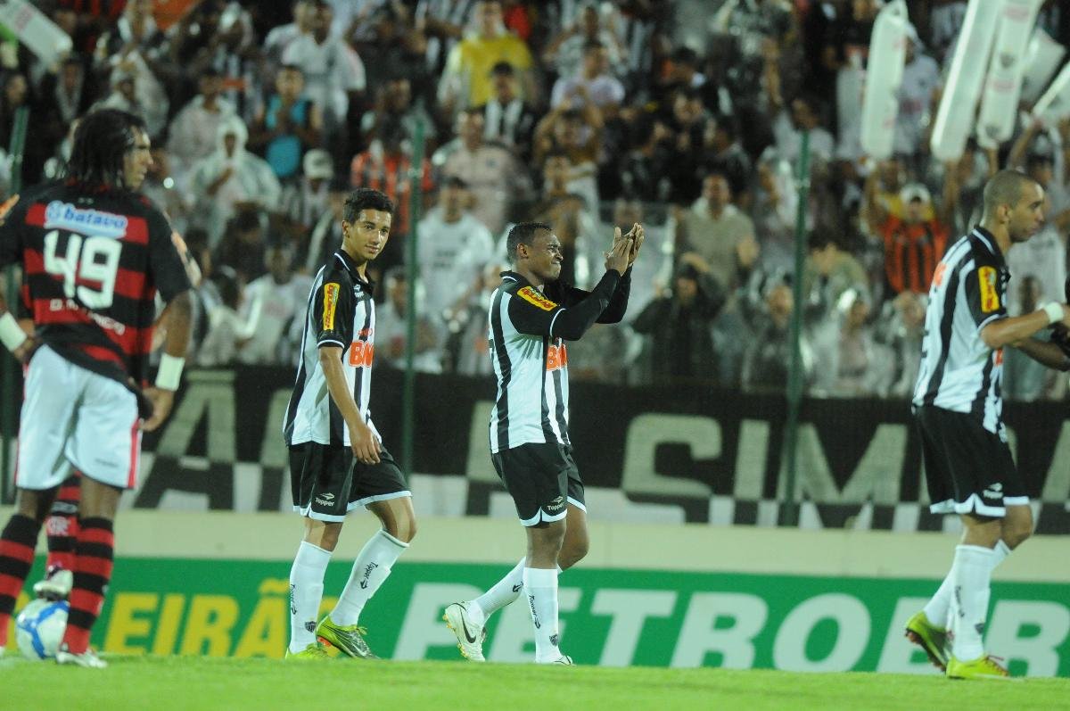 Renan Oliveira, Obina e Diego Tardelli comemoram gol do Atlético diante do Flamengo (foto: Jorge Gontijo/EM/D.A Press - 13/11/2010)