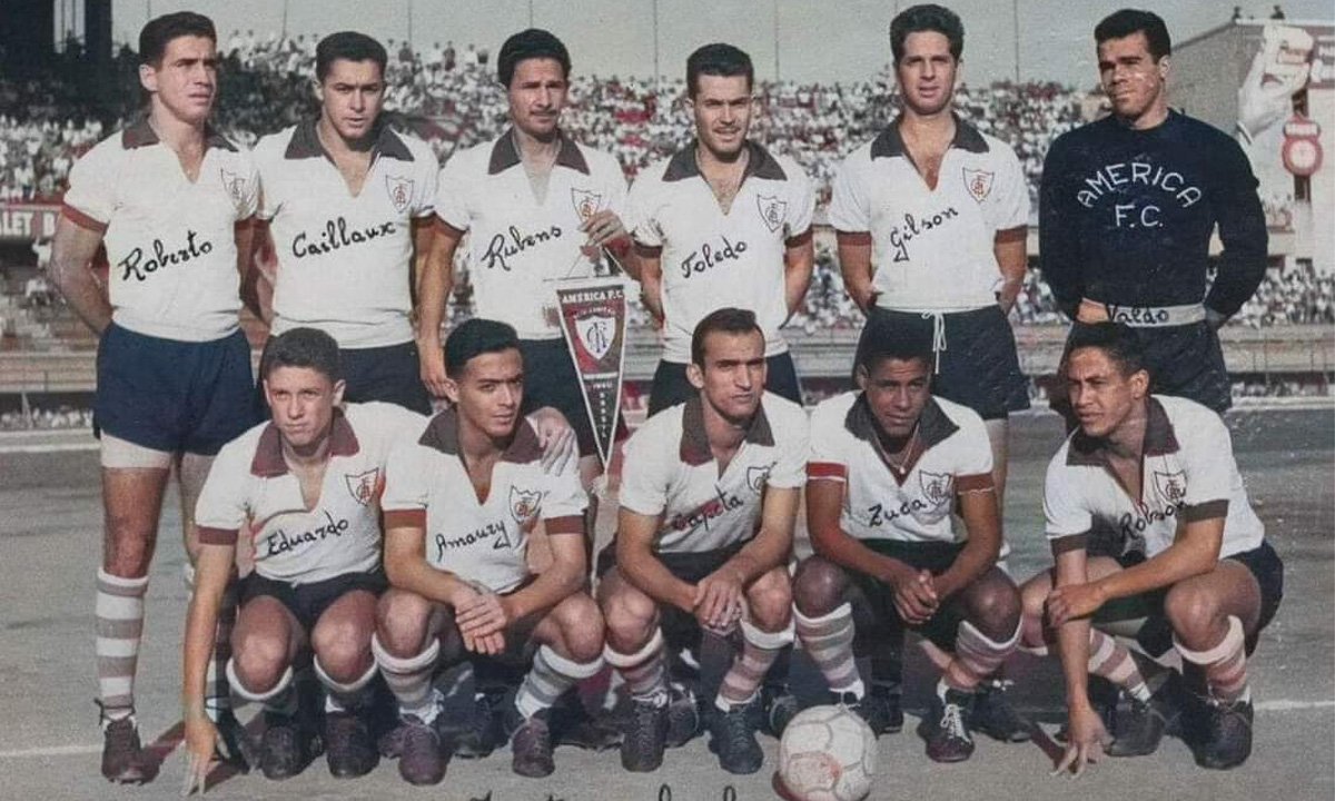 Roberto é o primeiro em pé da esquerda para a direita (foto: Flávio Capuruço/Arquivo pessoal)