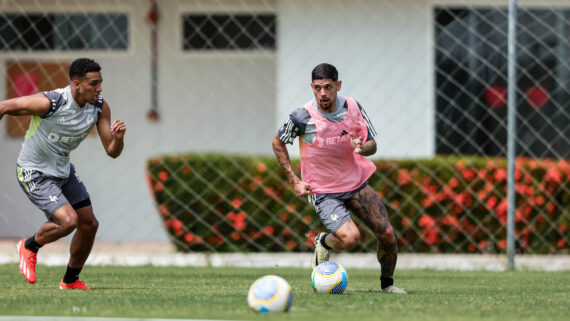 Rubens conduz a bola durante treino do Atlético em Maceió (1/8) (foto: Pedro Souza/Atlético)