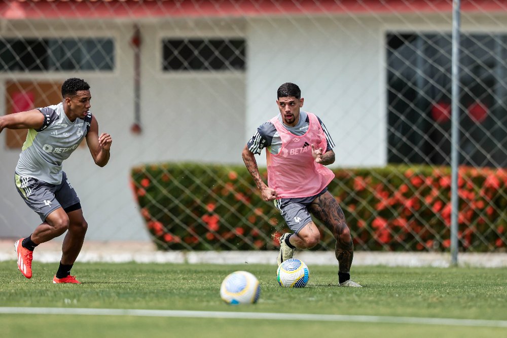 Rubens conduz a bola durante treino do Atlético em Maceió (1/8) (foto: Pedro Souza/Atlético)