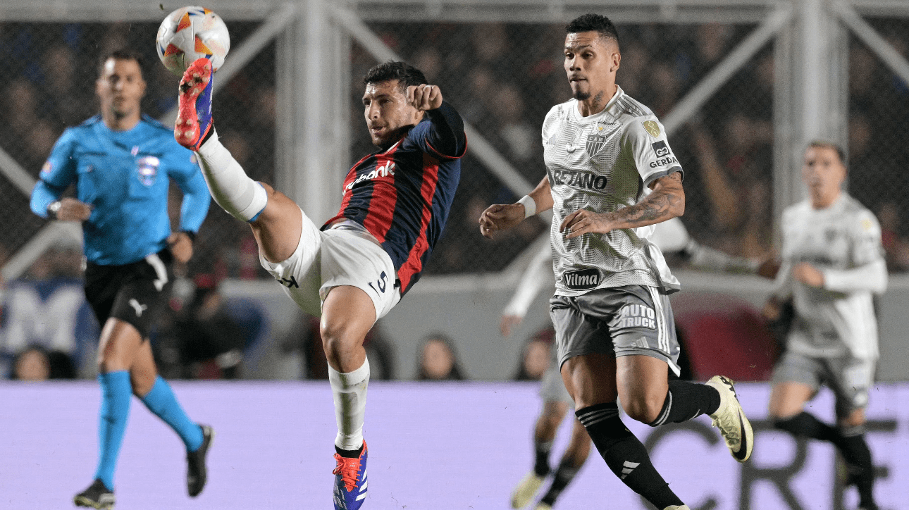 Jogadores de Atlético e San Lorenzo, pela Libertadores (foto: Juan Mabromata/AFP)