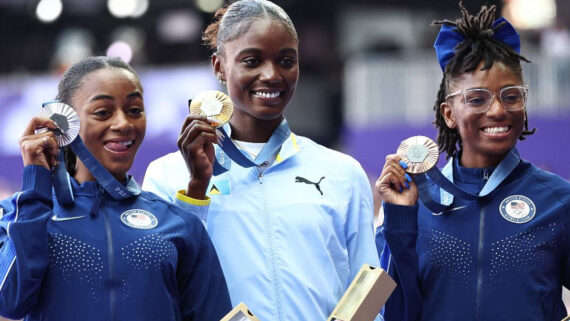 Sha'Carri Richardson, Julien Alfred e Melissa Jefferson (foto: Anne-Christine POUJOULAT / AFP)