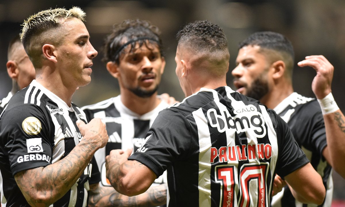 Saravia, Scarpa, Paulinho e Hulk comemoram gol no Atlético (foto: Ramon Lisboa/EM/D.A Press)