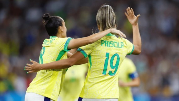 Gabi Portilho e Priscila comemorando (foto: Rafael Ribeiro/CBF)