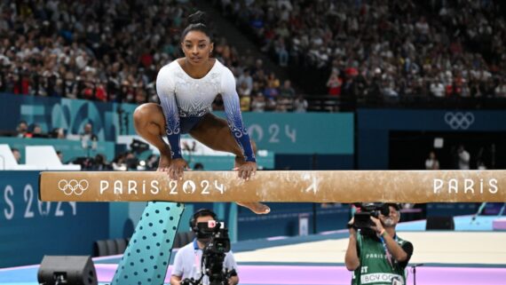 Simone Biles após queda na trave (foto: Leandro Couri/EM/D.A Press)