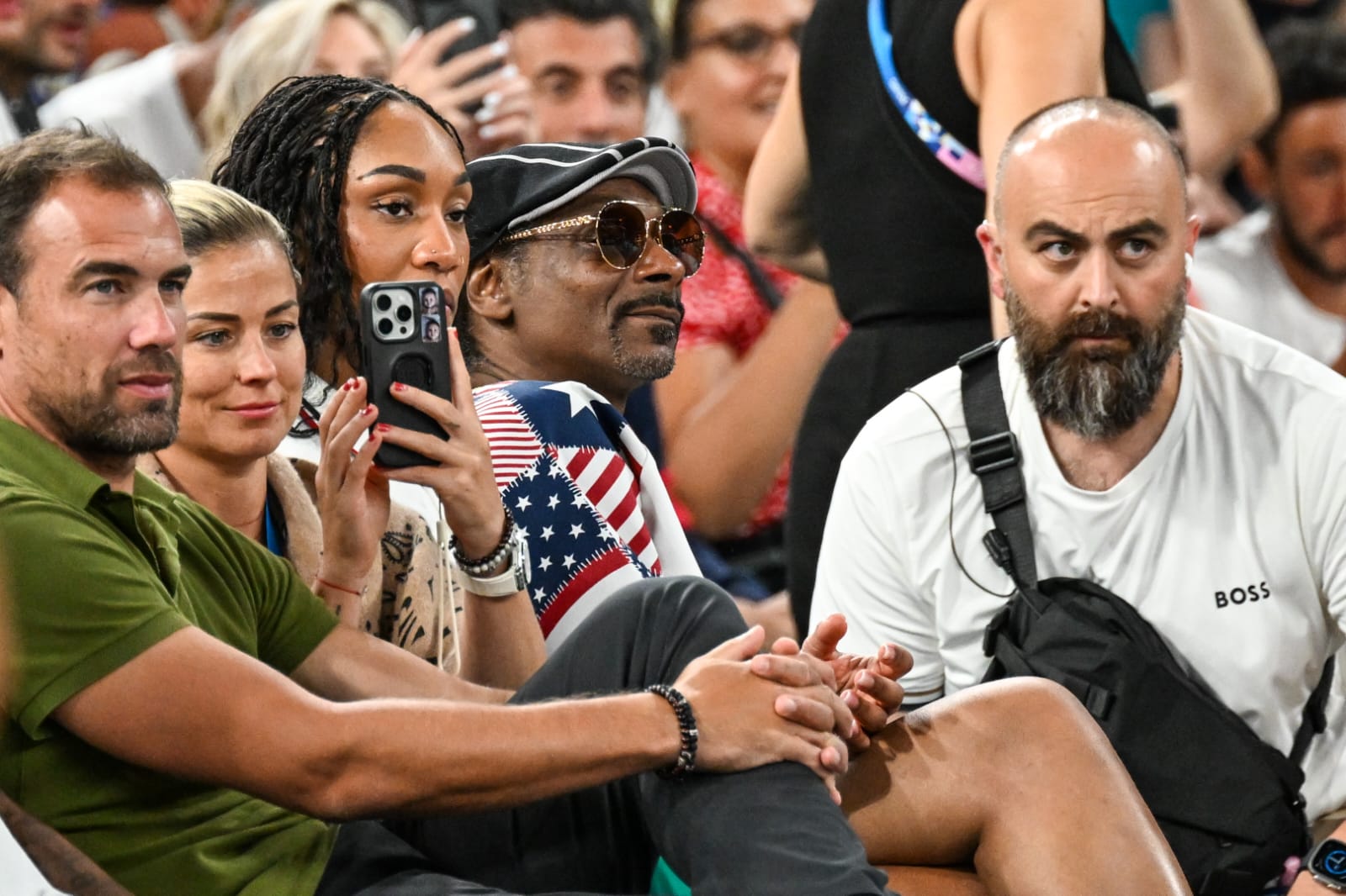 Snoop Dogg na beira da quadra durante Brasil x EUA no basquete masculino em Paris 2024 - (foto: Leandro Couri/EM/D.A Press)