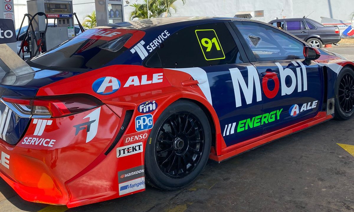 Carro de Barrichello está exposto em uma unidade ALE em Venda Nova (foto: Luciana Mendes/Arquivo pessoal)