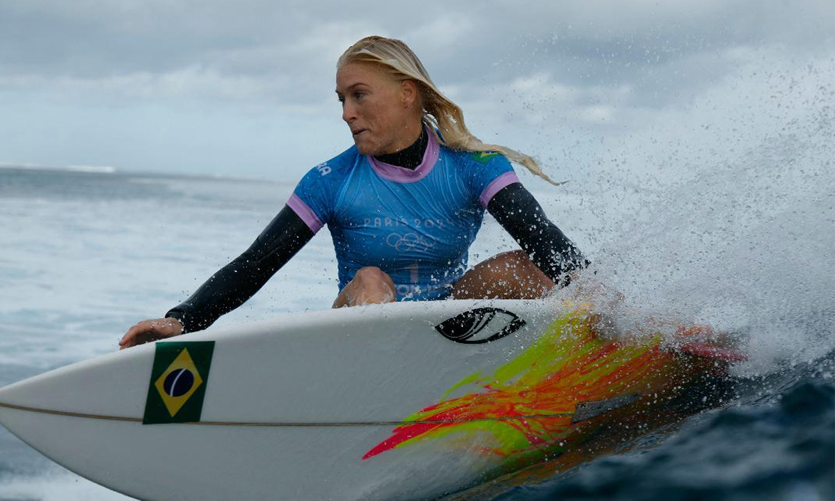 Tatiana Weston-Webb ganha prata para o Brasil em final acirrada no surfe &#060; No Ataque