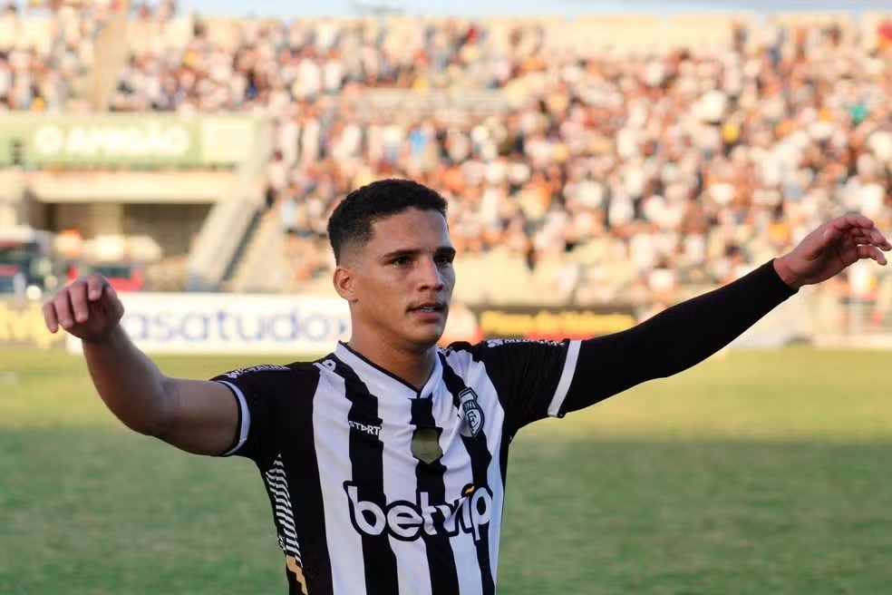Thiaguinho celebra gol pelo Treze (foto: Wellington Faustino/FPF-PB)