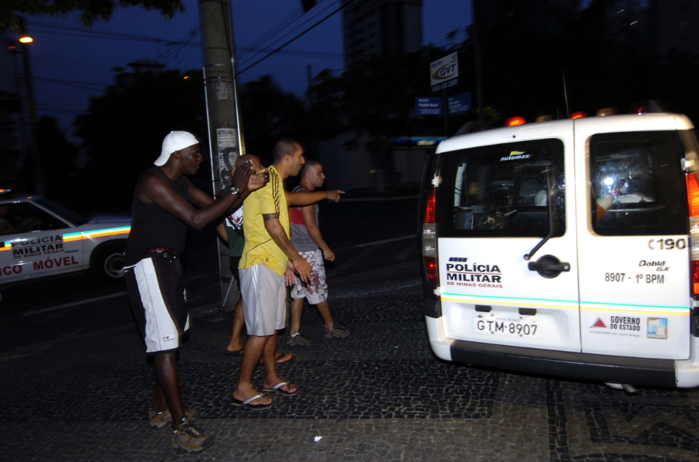 Torcedores do Atlético na porta da sede do clube após dispensa de trio de jogadores em 2008 - (foto: Paulo Filgueiras/EM/D.A Press)