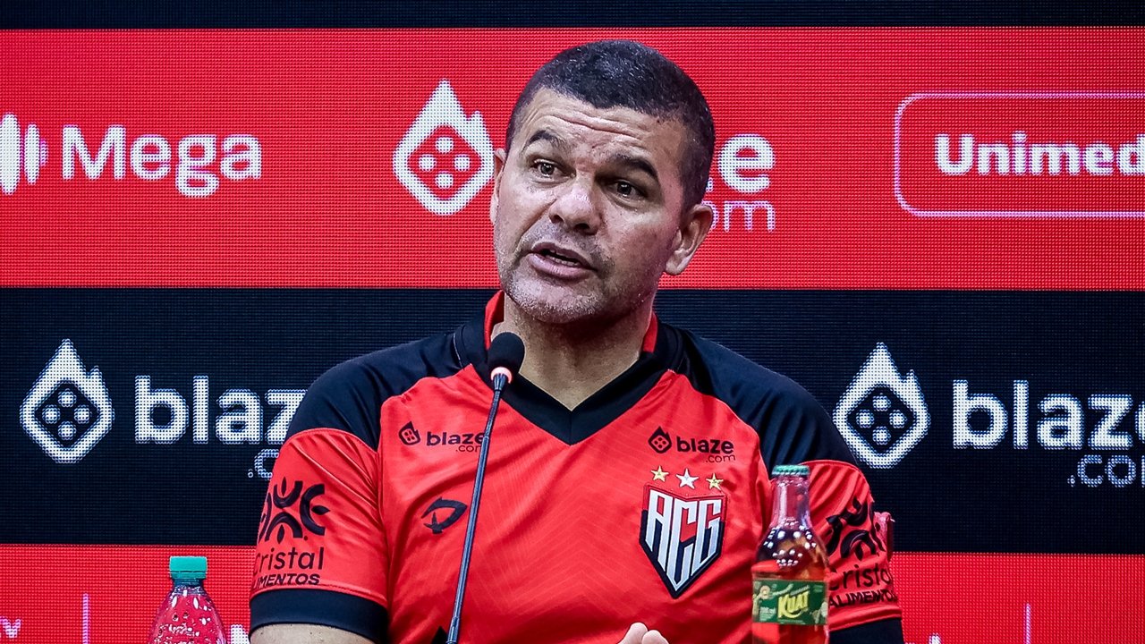 Umberto Louzer, técnico do Atlético-GO (foto: Ingryd Oliveira/ACG)