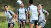 Vargas com proteção no joelho direito durante treino do Atlético na Cidade do Galo (foto: Pedro Souza/Atlético)