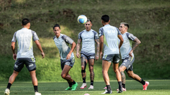 Vargas (ao centro da imagem) vem treinando com proteção no joelho direito na Cidade do Galo (foto: Pedro Souza/Atlético)