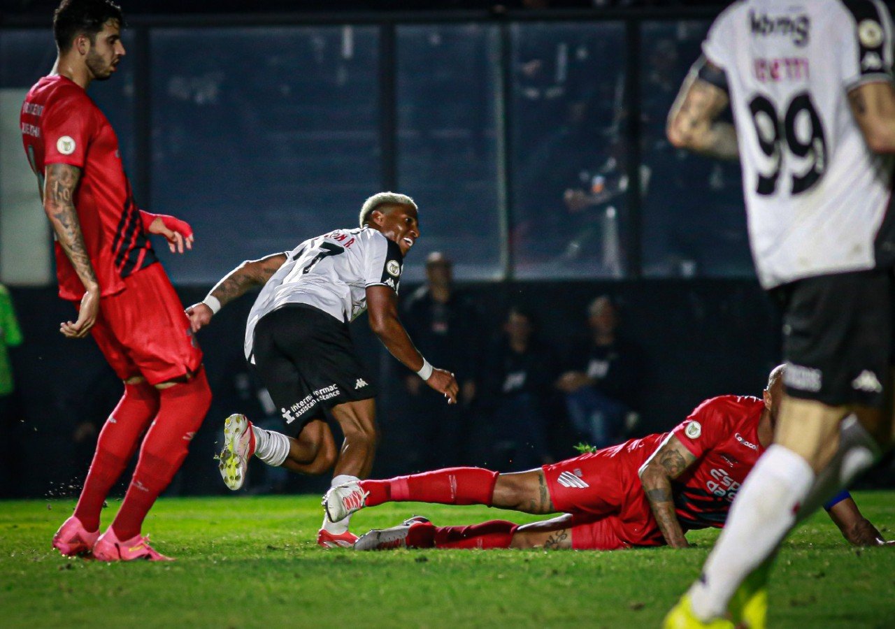 Jogadores de Vasco e Athletico-PR (foto: Matheus Lima/VascoDaGama)
