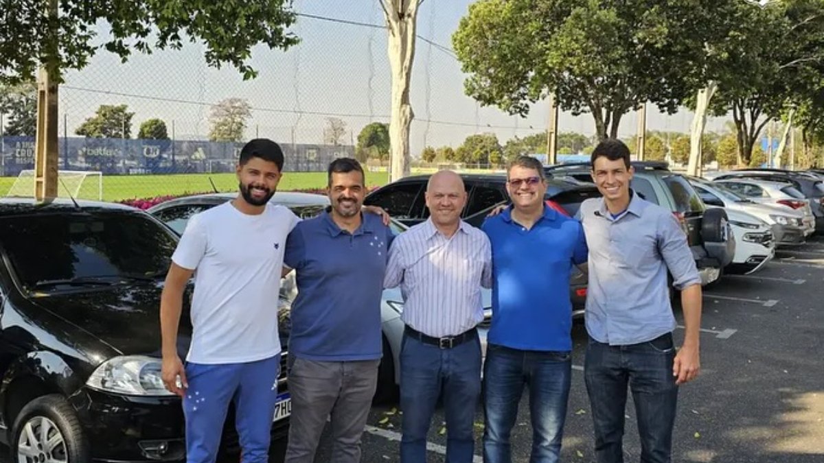 Comitiva do Democrata-SL visitou Tocas da Raposa, do Cruzeiro, e visitará CTs do Atlético e do América (foto: Divulgação/Democrata-SL)