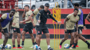 Jogadores do Vitória e técnico Thiago Carpini em treinamento (foto: Victor Ferreira/EC Vitória)