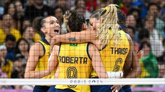 Jogadoras da Seleção Brasileira Feminina de Vôlei se abraçam (foto: Leandro Couri/EM/D.A Press)