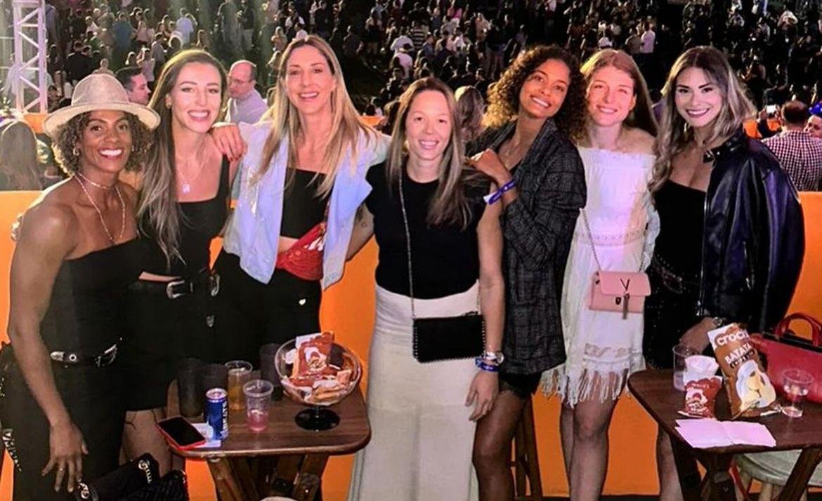 Jogadoras de vôlei em rodeio (foto: Reprodução/Instagram Carol Gattaz)