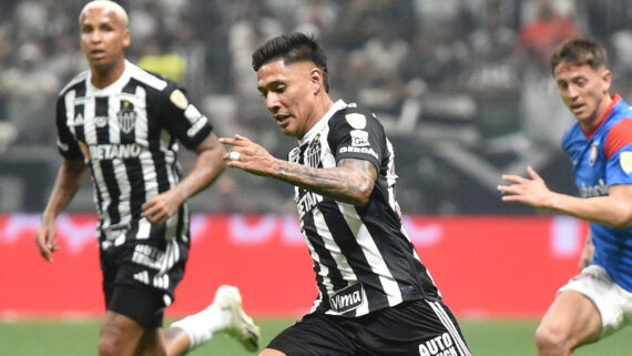 Zaracho, meio-campista do Atlético, em ação contra o San Lorenzo (foto: Ramon Lisboa/EM/D.A Press)