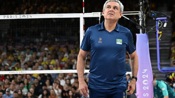 José Roberto Guimarães, técnico da Seleção Brasileira Feminina de Vôlei, em vitória sobre a República Dominicana em Paris 2024 (foto: Leandro Couri/EM/DA/Press )