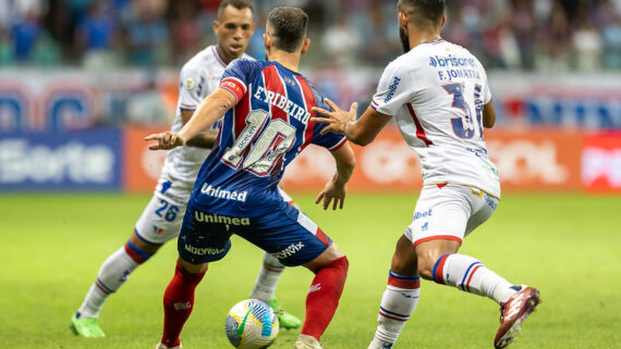 Breno Lopes e Felipe Jonatan, do Fortaleza, e Everton Ribeiro, do Bahia (foto: Letícia Martins/EC Bahia)