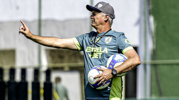 Lisca orienta treino no CT Lanna Drummond nesta segunda-feira (foto: Mourão Panda / América)