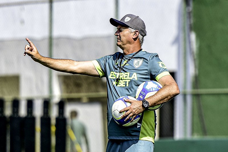 Lisca orienta treino no CT Lanna Drummond nesta segunda-feira (foto: Mourão Panda / América)