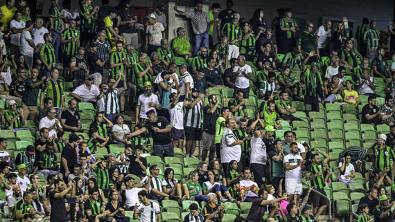 Torcida do América no Independência (foto: Mourão Panda/América)