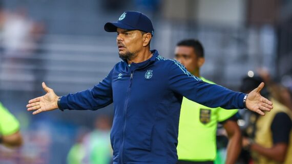 Alexandre Mendes comandou o Grêmio diante do Bragantino, no domingo (15) (foto: LUCAS UEBEL/GREMIO FBPA)