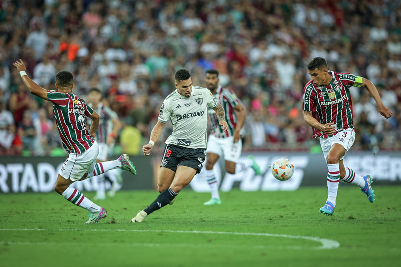 Paulinho e Thiago Silva em ação durante confronto entre Atlético e Fluminense no Rio de Janeiro - (foto: Pedro Souza/Atlético)