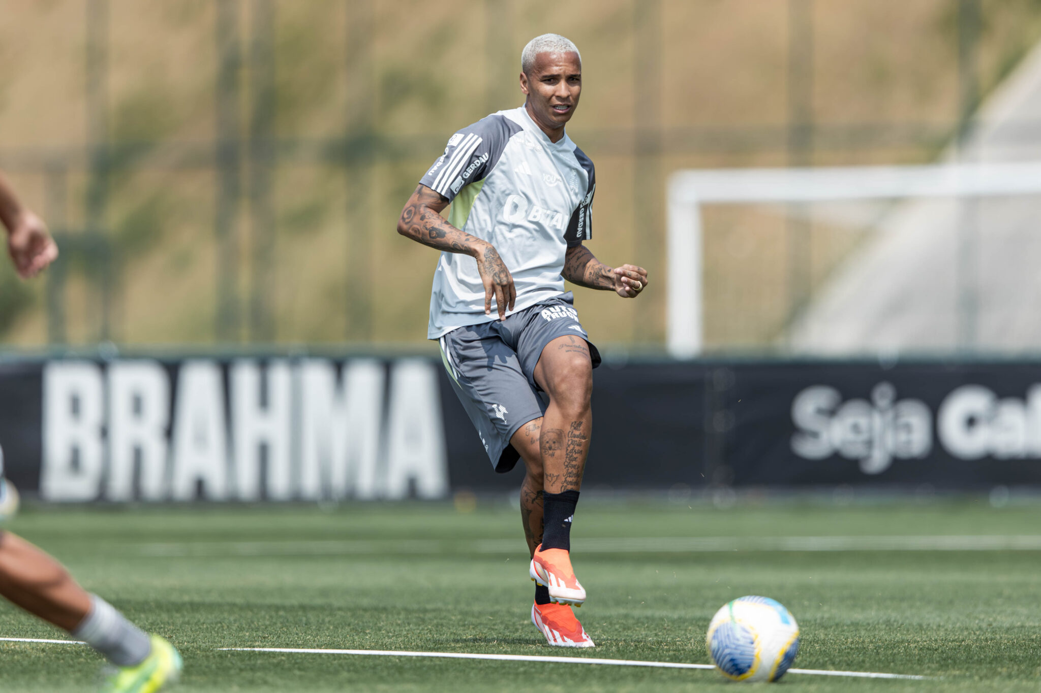 Deyverson toca na bola durante treino do Atlético na Cidade do Galo (20/9) - (foto: Pedro Souza/Atlético)