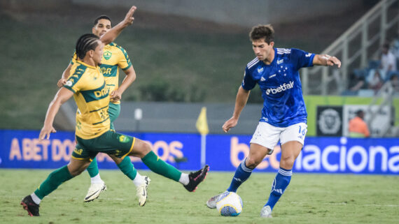 Lucas Silva, volante do Cruzeiro, em ação no jogo contra o Cuiabá (foto: Gustavo Aleixo/Cruzeiro)