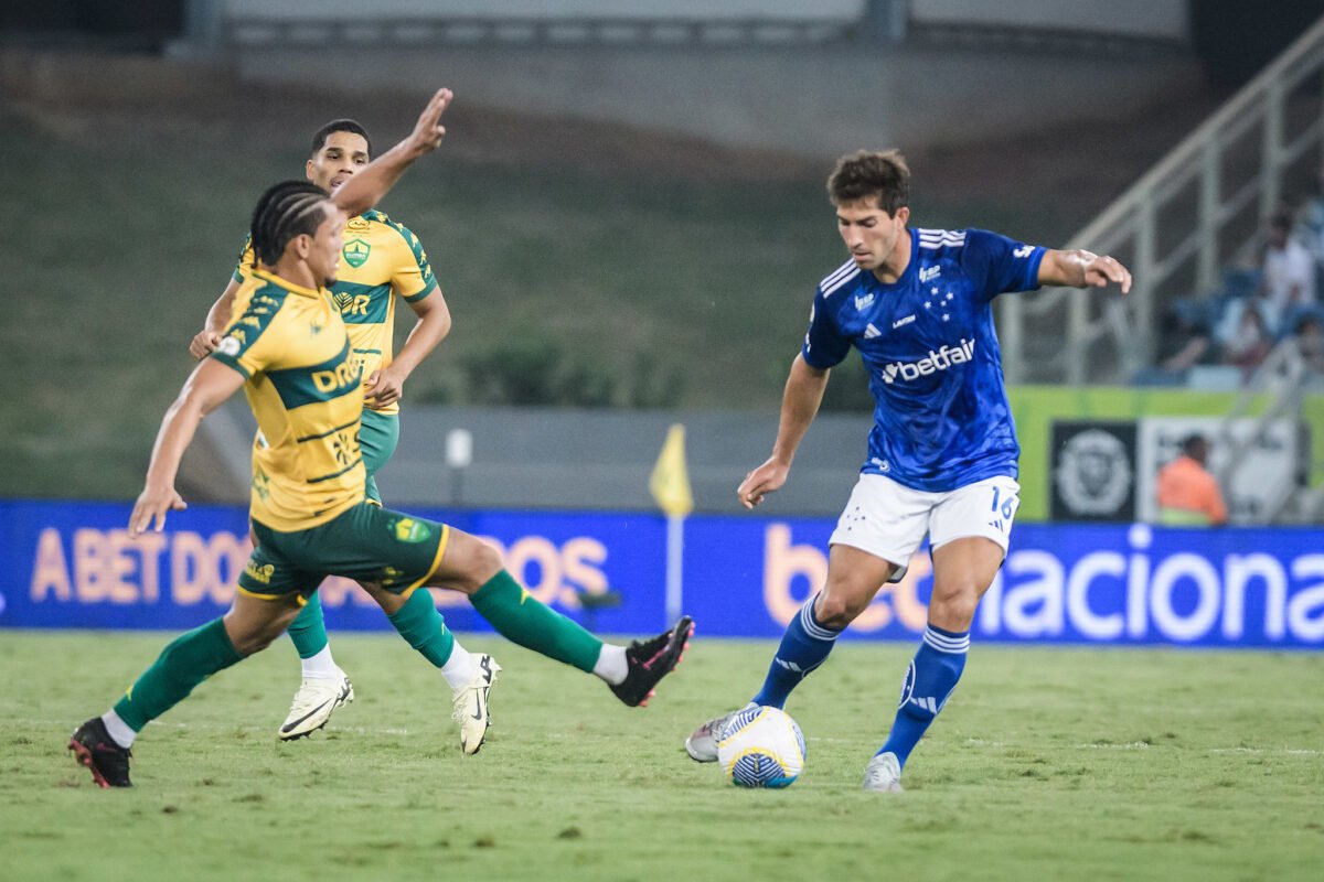 Lucas Silva, volante do Cruzeiro, em ação no jogo contra o Cuiabá (foto: Gustavo Aleixo/Cruzeiro)