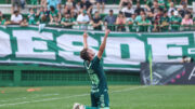 Rafael Carvalheira celebra gol da vitória contra o Avaí (foto: Tiago Meneghini | ACF)