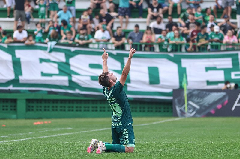 Rafael Carvalheira celebra gol da vitória contra o Avaí (foto: Tiago Meneghini | ACF)