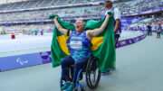 Beth Gomes celebra medalha em Paris 2024 (foto: Ana Patrícia Almeida/CPB	
)