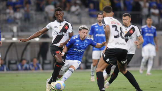 Barreal, do Cruzeiro, em disputa de bola com jogador do Vasco (foto: Alexandre Guzanshe/EM/D.A.Press)