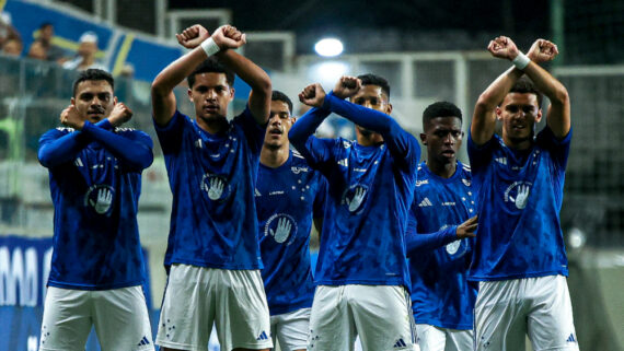 Jovens da base comemoram gol (foto: Gustavo Martins/Cruzeiro)