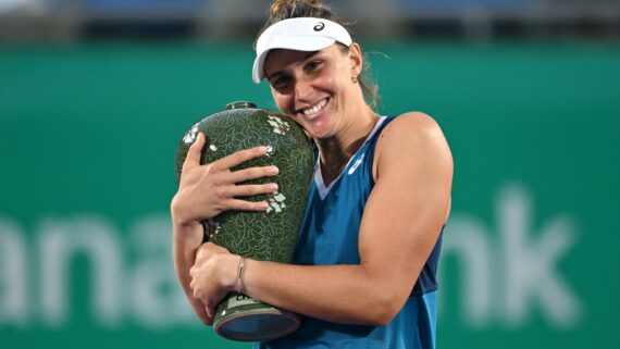 Bia Haddad com o troféu do WTA 500 de Seul (foto: Jung Yeon-je/AFP)